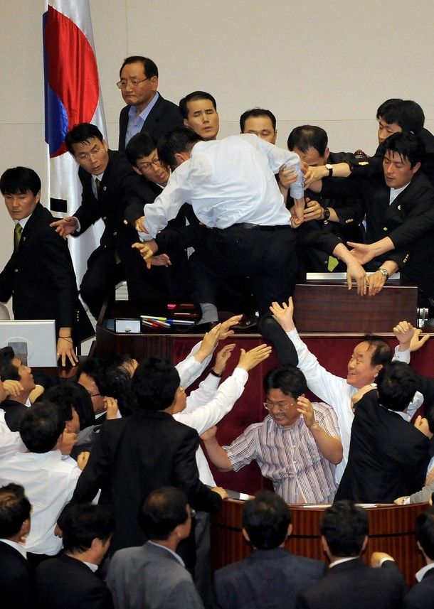 Драка в парламенте Южной Кореи (20 фото + видео)