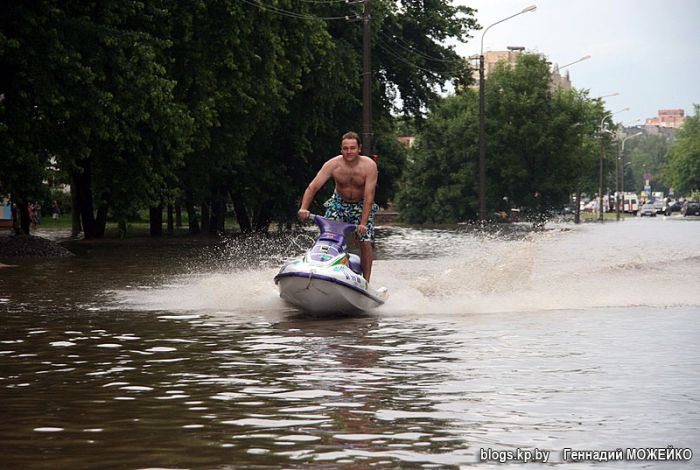 Отжиг на затопленных улицах Минска (8 фото)