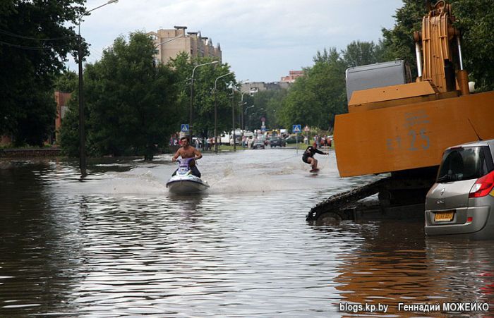 Отжиг на затопленных улицах Минска (8 фото)