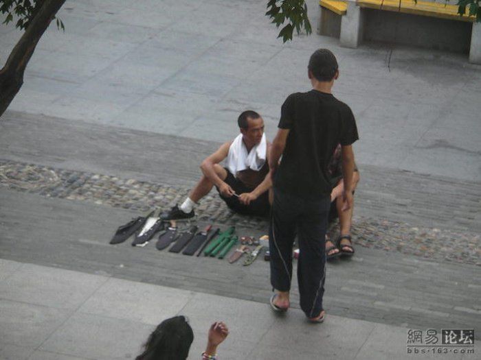 Торговля оружием на улицах Китая (11 фото)