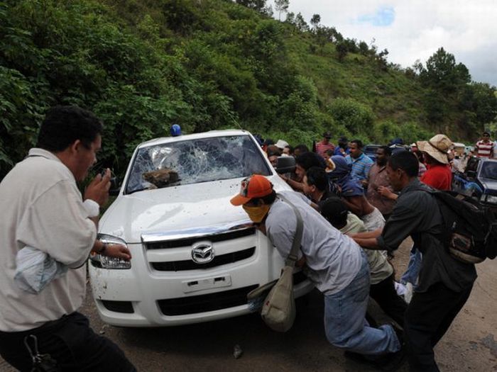 Как поступают с полицейскими машинами в Гондурасе (6 фото)
