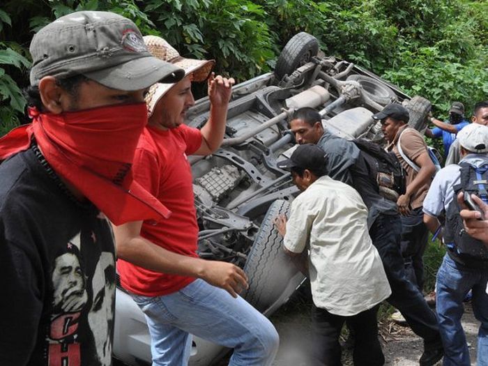 Как поступают с полицейскими машинами в Гондурасе (6 фото)