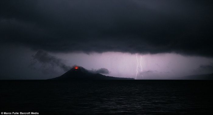 Извержение вулкана в Индонезии (8 фото)