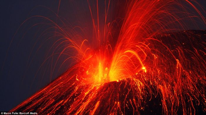 Извержение вулкана в Индонезии (8 фото)