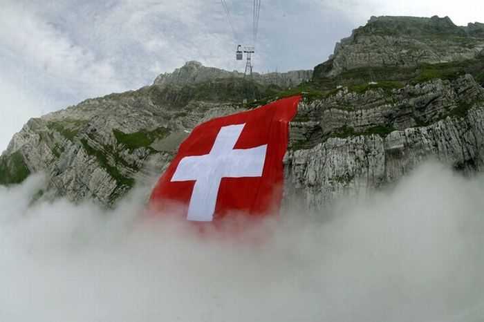 Самый большой швейцарский флаг в мире (16 фото)
