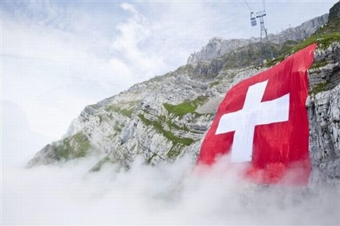 Самый большой швейцарский флаг в мире (16 фото)
