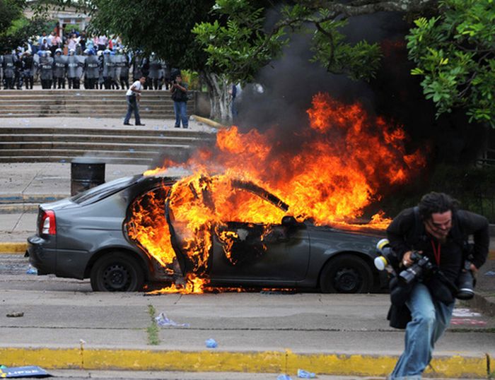 В Гондурасе продолжают уничтожать автомобили (4 фото)