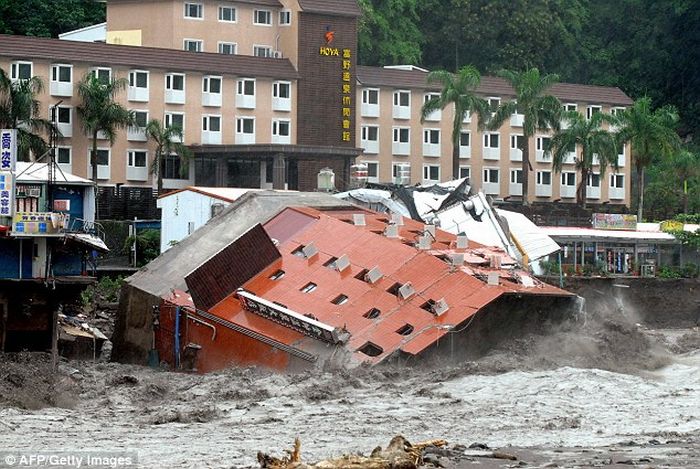 Гостиница не выдержала тайфун Моракот (7 фото)