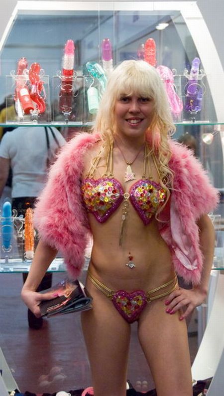 Карина Барби на эротической выставке X'Show (12 фото) НЮ