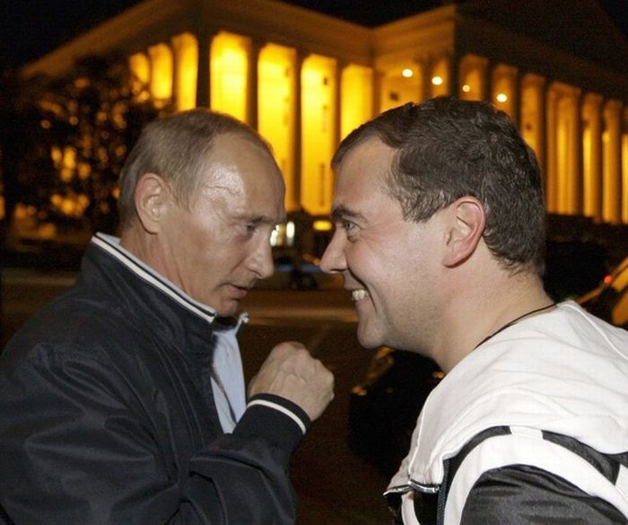 Как Путин и Медведев вчера футбол смотрели (6 фото)