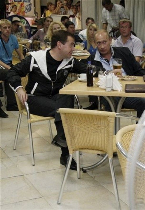 Как Путин и Медведев вчера футбол смотрели (6 фото)