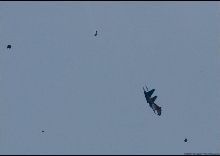 Столкновение истребителей Су-27 (12 фото)