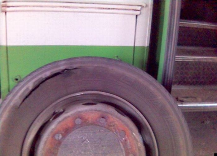 Взрыв автобусного колеса (7 фото)