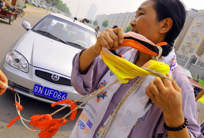 Китайская женщина протащила волосами шесть машин (6 фото)