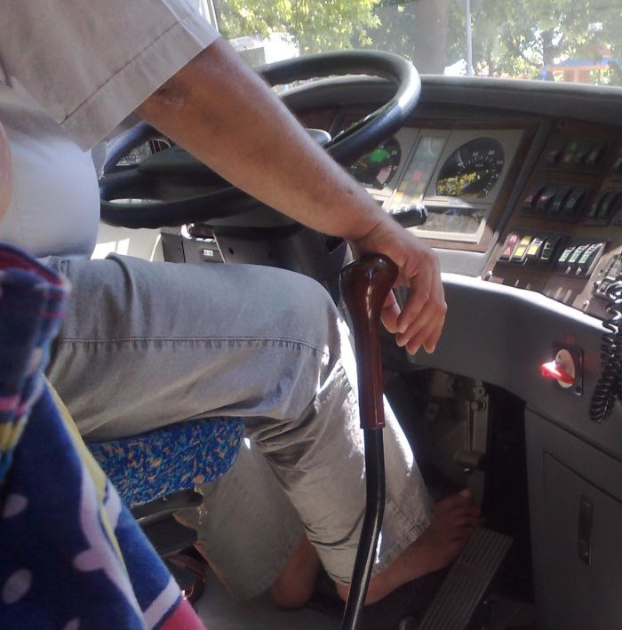 Босоногий водитель из Болгарии (2 фото)