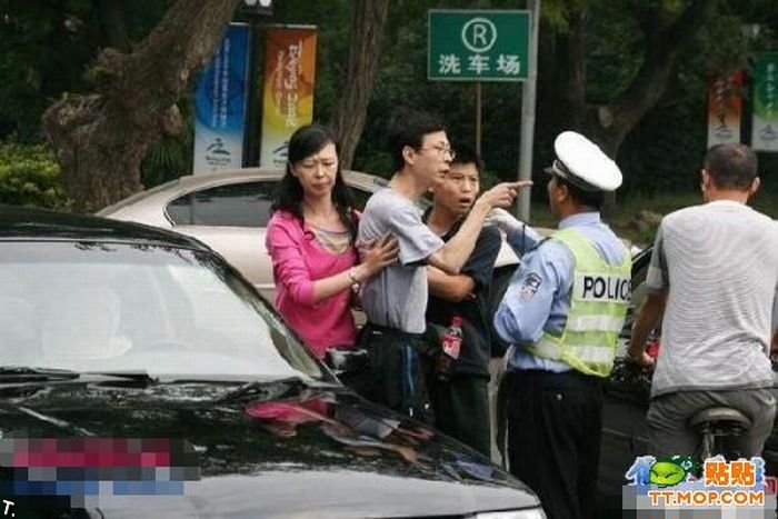 Китайский полицейский сдерживает толпу машин (12 фото)