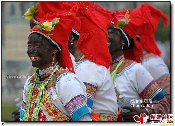 Фестиваль покрашенных лиц в Китае (11 фото)