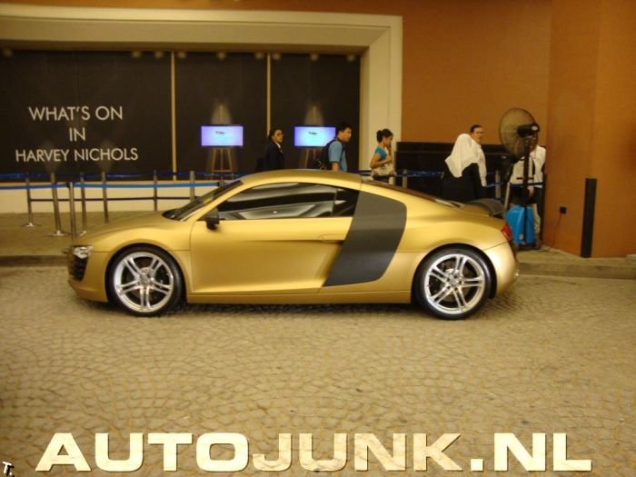 Золотая Audi R8 (4 фото)