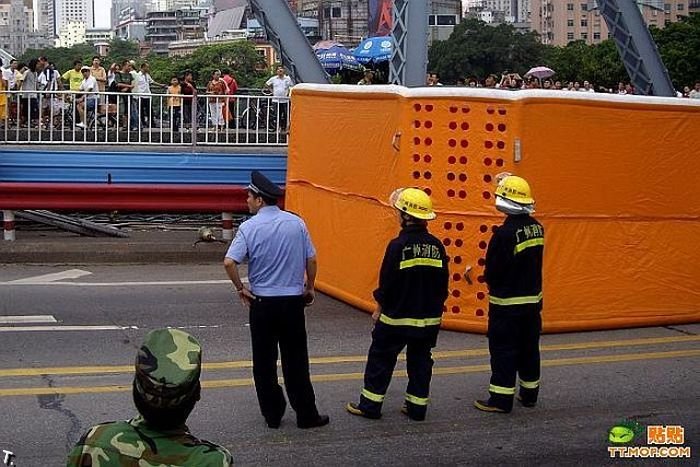 Акция протеста на мосту в Китае (9 фото)