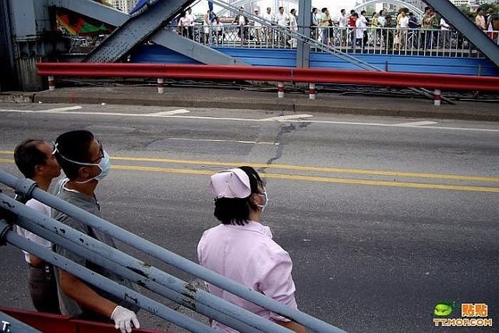 Акция протеста на мосту в Китае (9 фото)