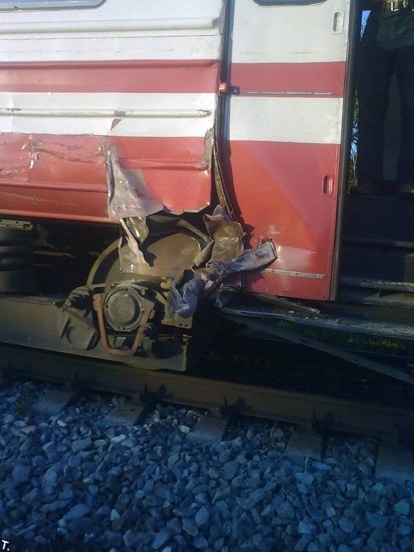 Поезд столкнулся с экскаватором (13 фото)