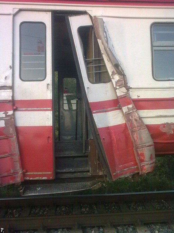 Поезд столкнулся с экскаватором (13 фото)