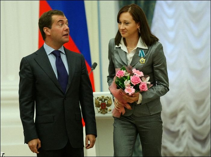 Медведев и победительницы Олимпиады 2008 (15 фото)