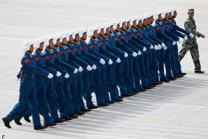 Китайские летчики готовятся к параду (5 фото)