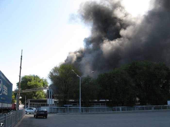 Вчерашний пожар на ЗАЗ (9 фото)