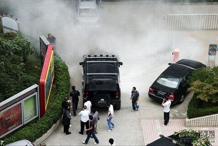В Китае во время свадьбы сгорел Hummer (11 фото)