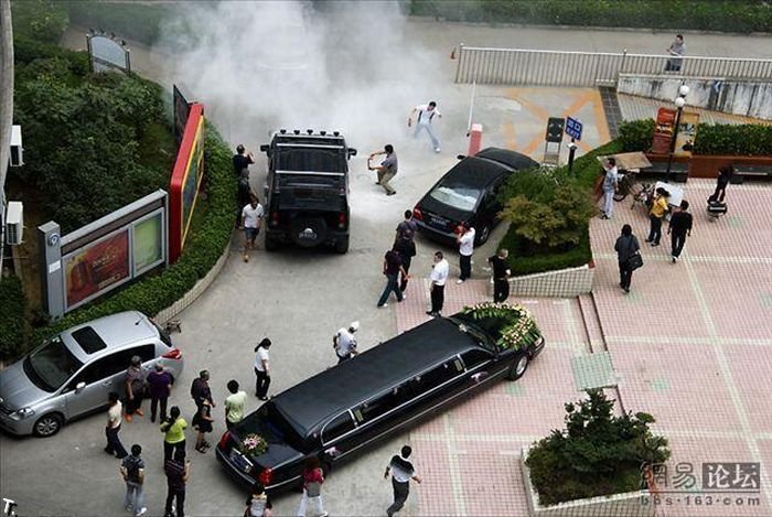 В Китае во время свадьбы сгорел Hummer (11 фото)