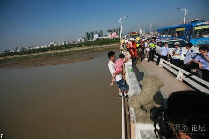 Самоубийца с ребенком в Китае (13 фото)