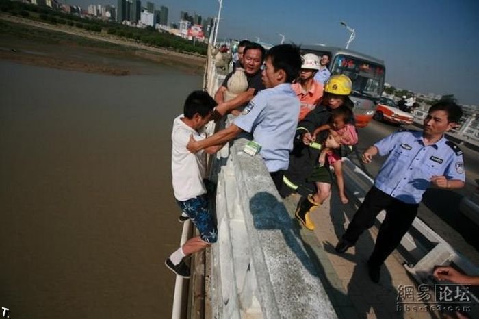 Самоубийца с ребенком в Китае (13 фото)