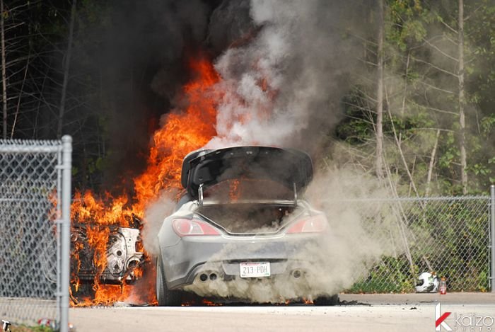 Сгоревший Hyundai Genesis Coupe (25 pics)