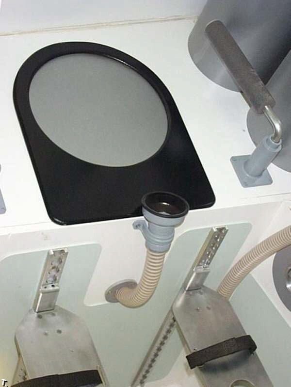 Туалет на МКС (3 фото)
