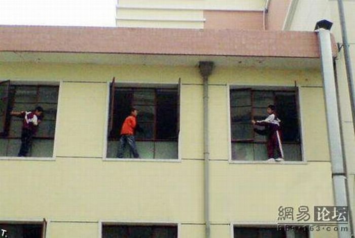 Мойка окон в китайской школе (6 фото)