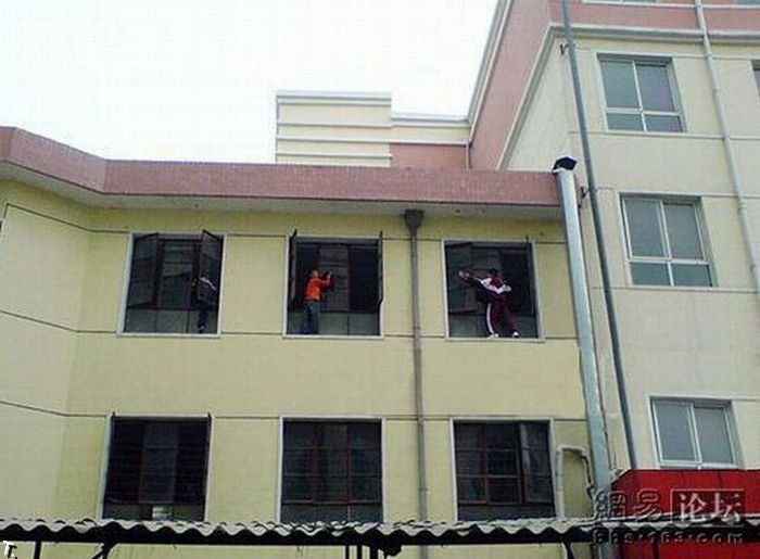 Мойка окон в китайской школе (6 фото)