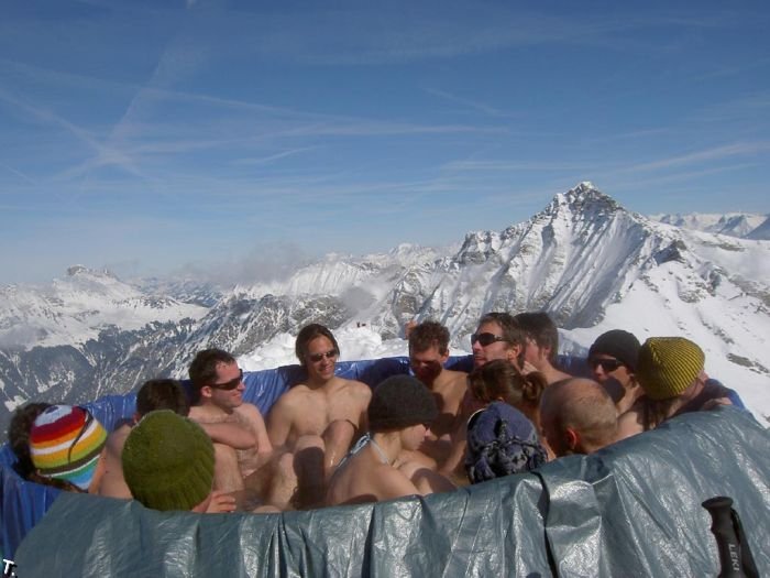 Горячая ванна на вершине горы (23 фото)