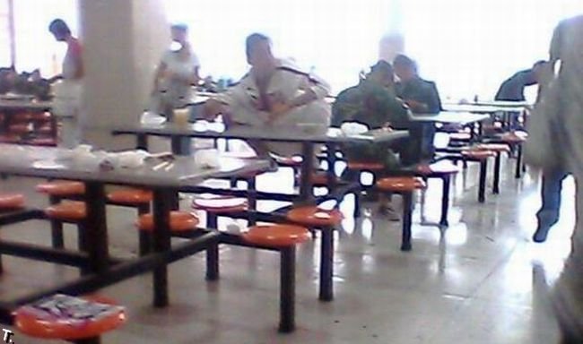 Как сидят в школьных столовых в Китае (6 фото)