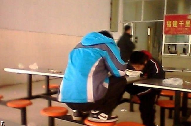Как сидят в школьных столовых в Китае (6 фото)