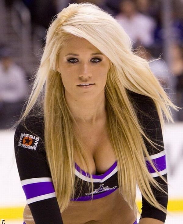 Красивые девушки из NHL (15 фото)