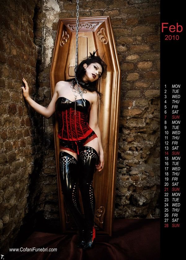Сексуальный календарь производителя гробов (10 фото)