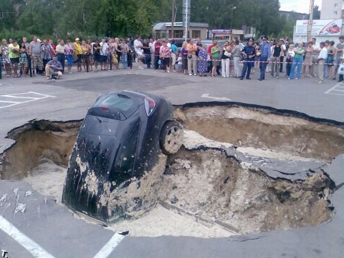 Провал на стоянке в Дзержинске (9 фото)