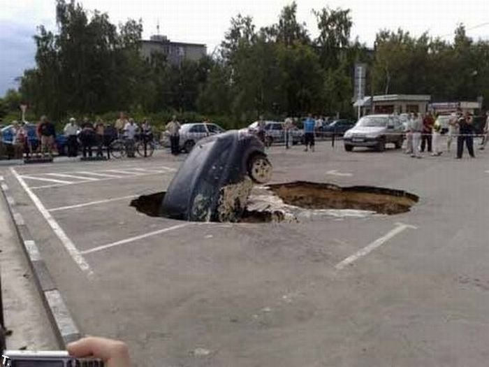 Провал на стоянке в Дзержинске (9 фото)