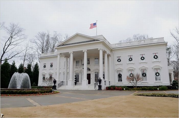 Белый дом продается (18 фото)