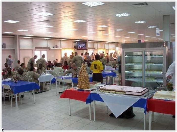 Ужин американских солдат в Ираке (24 фото)
