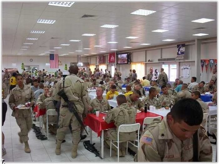 Ужин американских солдат в Ираке (24 фото)