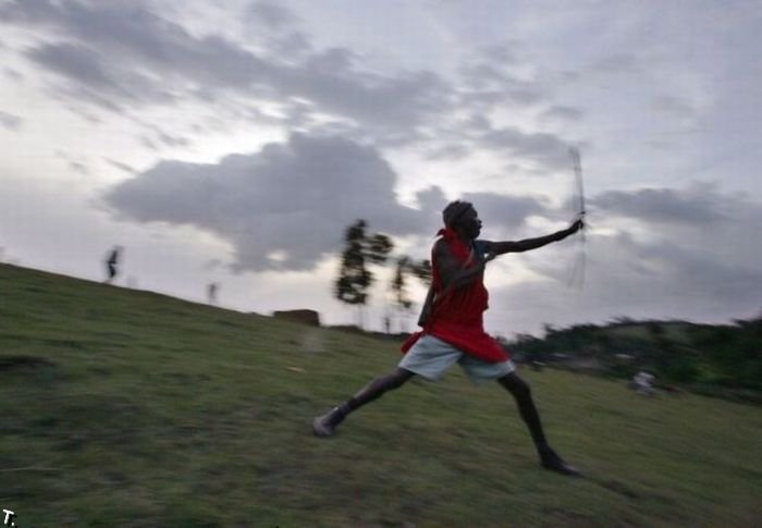 Бой с использованием луков в Кении (18 фото)