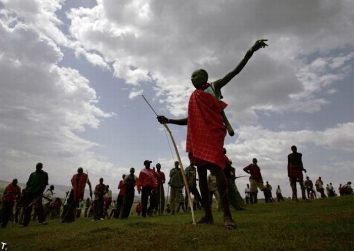 Бой с использованием луков в Кении (18 фото)