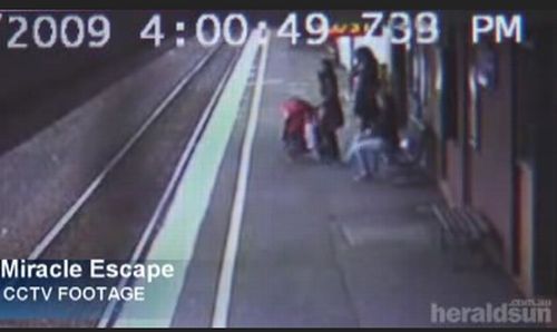 Ребенок попал под поезд и чудом не пострадал (3.3 мб)